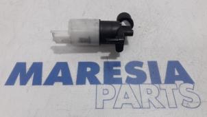 Gebruikte Ruitensproeierpomp voor Peugeot 308 CC (4B) 1.6 HDiF 16V Prijs € 10,00 Margeregeling aangeboden door Maresia Parts