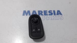 Gebruikte Schakelblok ruiten Renault Master IV (EV/HV/UV/VA/VB/VD/VF/VG/VJ) 2.3 dCi 135 16V FWD Prijs € 30,25 Inclusief btw aangeboden door Maresia Parts
