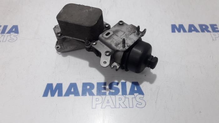 Gebruikte Oliefilterhouder Peugeot Partner (GC/GF/GG/GJ/GK) 1.6 HDI 75 Phase 1 Prijs € 50,00 Margeregeling aangeboden door Maresia Parts