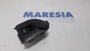 Gebruikte Schuifdak schakelaar Peugeot 308 (4A/C) 1.6 16V THP 155 Prijs € 25,00 Margeregeling aangeboden door Maresia Parts
