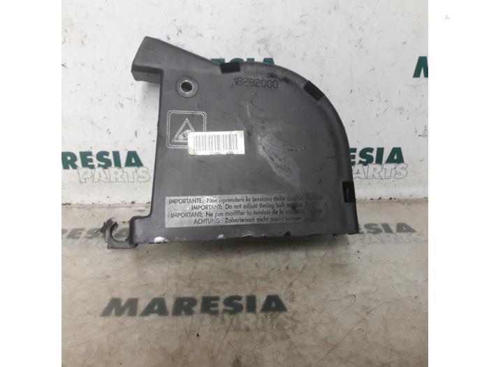 Gebruikte Distributiedeksel Fiat Bravo (182A) 1.2 16V Prijs € 20,00 Margeregeling aangeboden door Maresia Parts