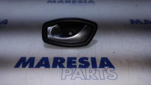 Gebruikte Portiergreep 4Deurs links-voor Renault Scénic III (JZ) 1.4 16V TCe 130 Prijs € 35,00 Margeregeling aangeboden door Maresia Parts