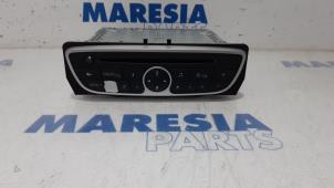 Gebruikte Radio CD Speler Renault Scénic III (JZ) 1.4 16V TCe 130 Prijs € 60,00 Margeregeling aangeboden door Maresia Parts