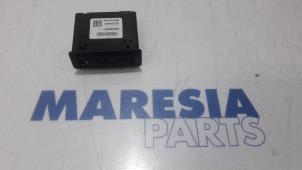 Gebruikte AUX/USB aansluiting Renault Kadjar (RFEH) 1.5 dCi DPF Prijs € 35,00 Margeregeling aangeboden door Maresia Parts