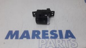 Gebruikte Handrem schakelaar Renault Kadjar (RFEH) 1.5 dCi DPF Prijs € 40,00 Margeregeling aangeboden door Maresia Parts