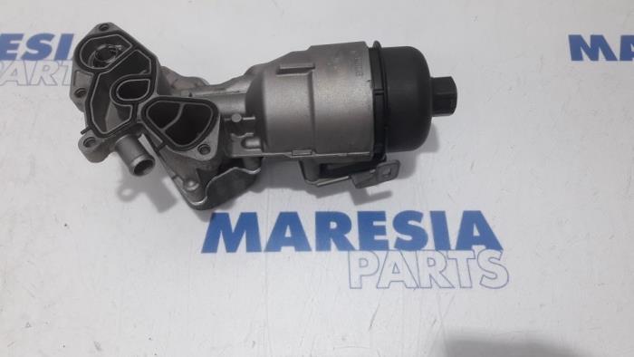 Gebruikte Oliefilterhouder Peugeot 208 I (CA/CC/CK/CL) 1.6 Blue HDi 100 Prijs € 75,00 Margeregeling aangeboden door Maresia Parts