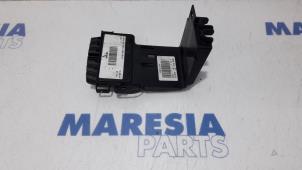 Gebruikte Zekeringkast Peugeot 308 (4A/C) 1.6 VTI 16V Prijs € 30,00 Margeregeling aangeboden door Maresia Parts