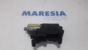 Gebruikte Schuifdak Motor Peugeot 308 (4A/C) 1.6 VTI 16V Prijs € 80,00 Margeregeling aangeboden door Maresia Parts