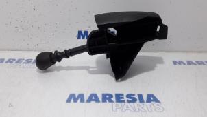 Gebruikte Versnellingspook Renault Master IV (MA/MB/MC/MD/MH/MF/MG/MH) 2.3 dCi 16V Prijs € 90,75 Inclusief btw aangeboden door Maresia Parts