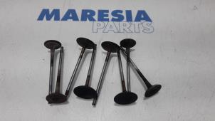 Gebruikte Cilinderkop Renault Scénic III (JZ) 1.4 16V TCe 130 Prijs € 25,00 Margeregeling aangeboden door Maresia Parts