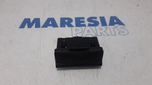 Gebruikte AUX/USB aansluiting Renault Megane III Coupe (DZ) 2.0 16V RS Turbo Prijs € 25,00 Margeregeling aangeboden door Maresia Parts