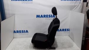 Gebruikte Voorstoel rechts Citroen C3 (SX/SW) 1.6 Blue HDi 75 16V Prijs € 210,00 Margeregeling aangeboden door Maresia Parts