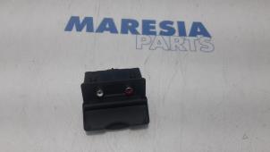 Gebruikte AUX/USB aansluiting Renault Megane III Berline (BZ) 1.5 dCi 90 Prijs € 15,00 Margeregeling aangeboden door Maresia Parts