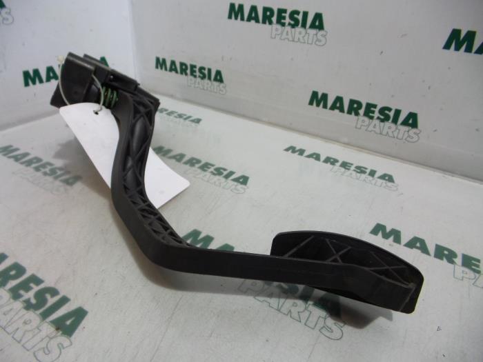 Gebruikte Sensor Gaspedaalpositie Fiat Doblo (223A/119) 1.9 D Prijs € 50,00 Margeregeling aangeboden door Maresia Parts