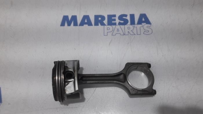 Gebruikte Zuiger Peugeot 208 I (CA/CC/CK/CL) 1.6 Vti 16V Prijs € 50,00 Margeregeling aangeboden door Maresia Parts