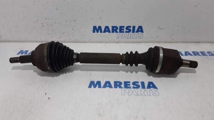 Gebruikte Aandrijfas links-voor Renault Espace (JK) 3.0 dCi V6 24V Prijs € 105,00 Margeregeling aangeboden door Maresia Parts