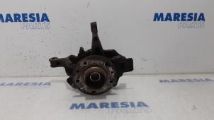 Gebruikte Fusee links-voor Renault Scénic III (JZ) 1.2 16V TCe 130 Prijs € 60,00 Margeregeling aangeboden door Maresia Parts