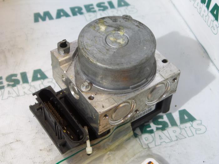 Gebruikte ABS Pomp Renault Scénic II (JM) 1.5 dCi 85 Prijs € 49,95 Margeregeling aangeboden door Maresia Parts