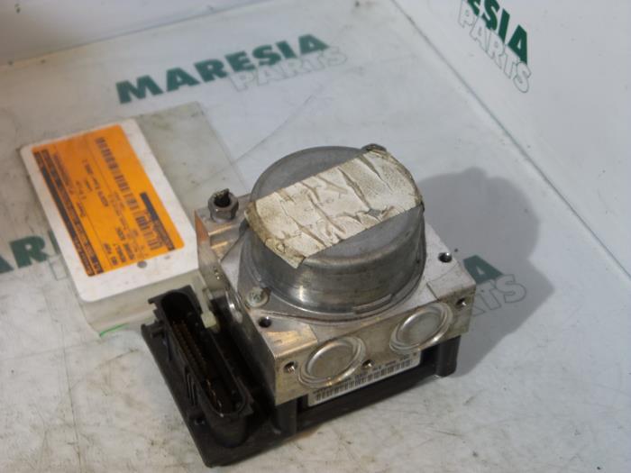 Gebruikte ABS Pomp Renault Scénic II (JM) 1.5 dCi 105 Prijs € 49,95 Margeregeling aangeboden door Maresia Parts