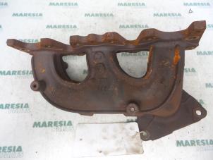 Gebruikte Uitlaatspruitstuk Renault Laguna II (BG) 3.0 V6 24V Prijs € 75,00 Margeregeling aangeboden door Maresia Parts