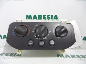 Gebruikte Chaufage Bedieningspaneel Renault Clio II (BB/CB) 1.6 Autom. Prijs € 25,00 Margeregeling aangeboden door Maresia Parts