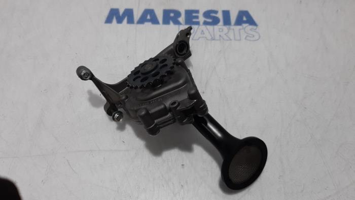 Gebruikte Oliepomp Peugeot 208 I (CA/CC/CK/CL) 1.0 Vti 12V PureTech Prijs € 75,00 Margeregeling aangeboden door Maresia Parts