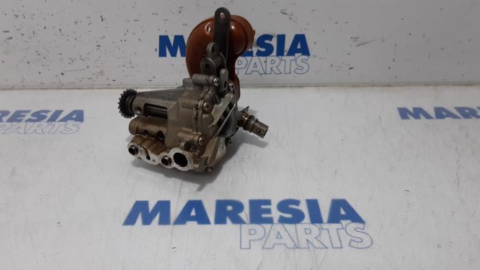 Gebruikte Oliepomp Renault Clio IV Estate/Grandtour (7R) 0.9 Energy TCE 12V Prijs € 75,00 Margeregeling aangeboden door Maresia Parts
