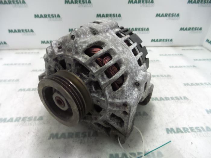 Gebruikte Dynamo Renault Clio II (BB/CB) 1.2 16V Prijs € 40,00 Margeregeling aangeboden door Maresia Parts