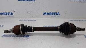 Gebruikte Aandrijfas links-voor Peugeot Partner (GC/GF/GG/GJ/GK) 1.6 HDI 75 16V Prijs € 54,45 Inclusief btw aangeboden door Maresia Parts