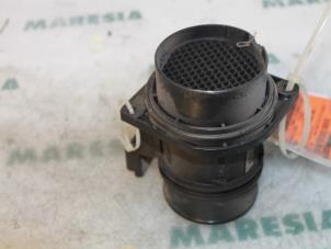Gebruikte Luchthoeveelheidsmeter Renault Espace (JK) 2.2 dCi 16V Prijs € 35,00 Margeregeling aangeboden door Maresia Parts