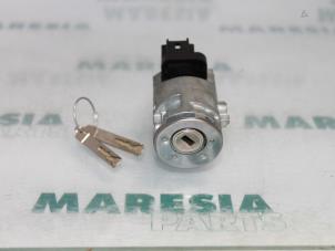 Gebruikte Kontaktslot + Sleutel Peugeot 407 SW (6E) 2.0 HDiF 16V Prijs € 60,00 Margeregeling aangeboden door Maresia Parts