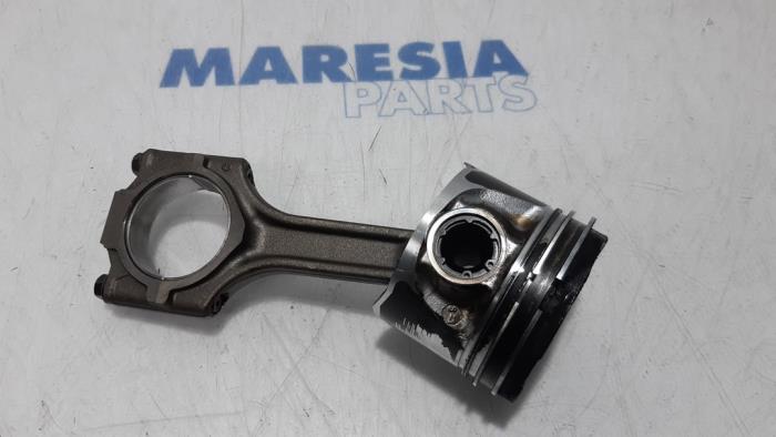 Gebruikte Zuiger Lancia Delta (844) 1.6 D Multijet 16V 120 Prijs € 75,00 Margeregeling aangeboden door Maresia Parts