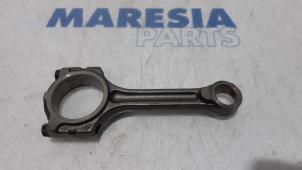 Gebruikte Drijfstang Renault Scénic III (JZ) 1.2 16V TCe 130 Prijs € 35,00 Margeregeling aangeboden door Maresia Parts