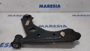 Gebruikte Draagarm onder rechts-voor Fiat Grande Punto (199) 1.4 Prijs € 25,00 Margeregeling aangeboden door Maresia Parts