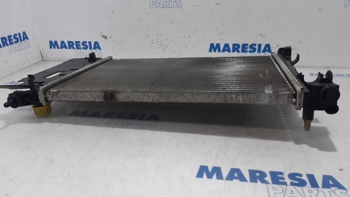 Gebruikte Radiateur Fiat Grande Punto (199) 1.4 Prijs € 25,00 Margeregeling aangeboden door Maresia Parts