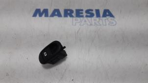 Gebruikte Raam schakelaar elektrisch Citroen C3 Pluriel (HB) 1.6 16V Prijs € 10,00 Margeregeling aangeboden door Maresia Parts