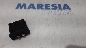 Gebruikte AUX/USB aansluiting Renault Trafic New (FL) 2.0 dCi 16V 90 Prijs € 30,25 Inclusief btw aangeboden door Maresia Parts