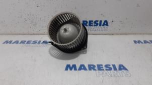 Gebruikte Chaufage Ventilatiemotor Peugeot 4007 (VU/VV) 2.4 16V Prijs € 60,00 Margeregeling aangeboden door Maresia Parts