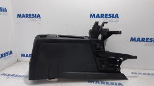 Gebruikte Middenconsoles Peugeot 5008 I (0A/0E) 1.6 VTI 16V Prijs € 75,00 Margeregeling aangeboden door Maresia Parts