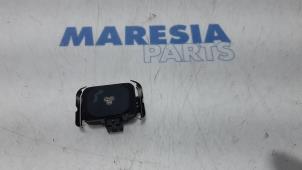 Gebruikte Sensor regen Peugeot 5008 I (0A/0E) 1.6 VTI 16V Prijs € 20,00 Margeregeling aangeboden door Maresia Parts