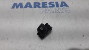 Gebruikte Schuifdak schakelaar Peugeot 5008 I (0A/0E) 1.6 VTI 16V Prijs € 25,00 Margeregeling aangeboden door Maresia Parts