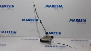 Gebruikte Deurslot Mechaniek 4Deurs rechts-voor Peugeot 208 I (CA/CC/CK/CL) 1.2 12V e-THP PureTech 110 Prijs € 19,95 Margeregeling aangeboden door Maresia Parts