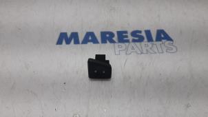 Gebruikte Ruit schakelaar elektrisch Fiat 500 (312) 1.2 69 Prijs € 10,00 Margeregeling aangeboden door Maresia Parts