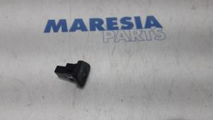 Gebruikte Raam schakelaar elektrisch Fiat 500 (312) 1.2 69 Prijs € 10,00 Margeregeling aangeboden door Maresia Parts