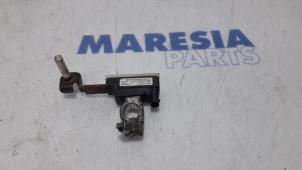 Gebruikte Accu sensor Fiat 500 (312) 0.9 TwinAir 85 Prijs € 50,00 Margeregeling aangeboden door Maresia Parts