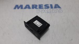 Gebruikte AUX/USB aansluiting Renault Clio V (RJAB) 1.0 TCe 100 12V Prijs € 50,00 Margeregeling aangeboden door Maresia Parts