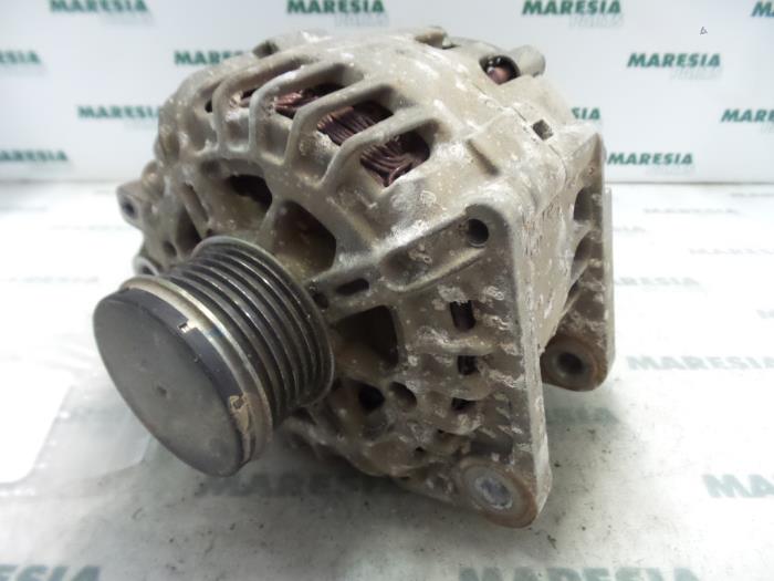 Gebruikte Dynamo Renault Koleos I 2.5 16V Prijs € 157,50 Margeregeling aangeboden door Maresia Parts