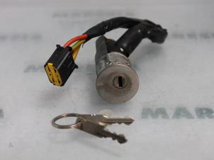 Gebruikte Sleutel + Contactslot Renault Twingo (C06) 1.2 16V Prijs € 35,00 Margeregeling aangeboden door Maresia Parts