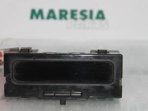 Gebruikte Display Interieur Renault Megane II CC (EM) 2.0 16V Prijs € 20,00 Margeregeling aangeboden door Maresia Parts