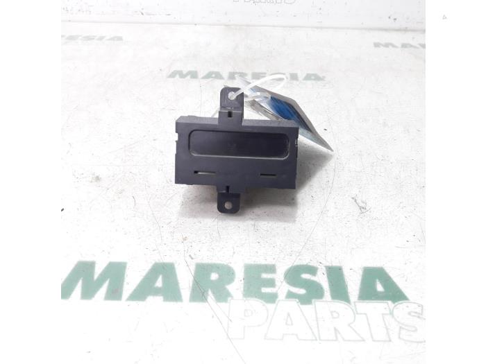 Gebruikte Display Interieur Renault Megane Coupé (DA) 2.0i Prijs € 15,00 Margeregeling aangeboden door Maresia Parts